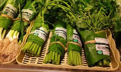 香蕉叶替代塑料 泰国超市推出新鲜果蔬包装新招