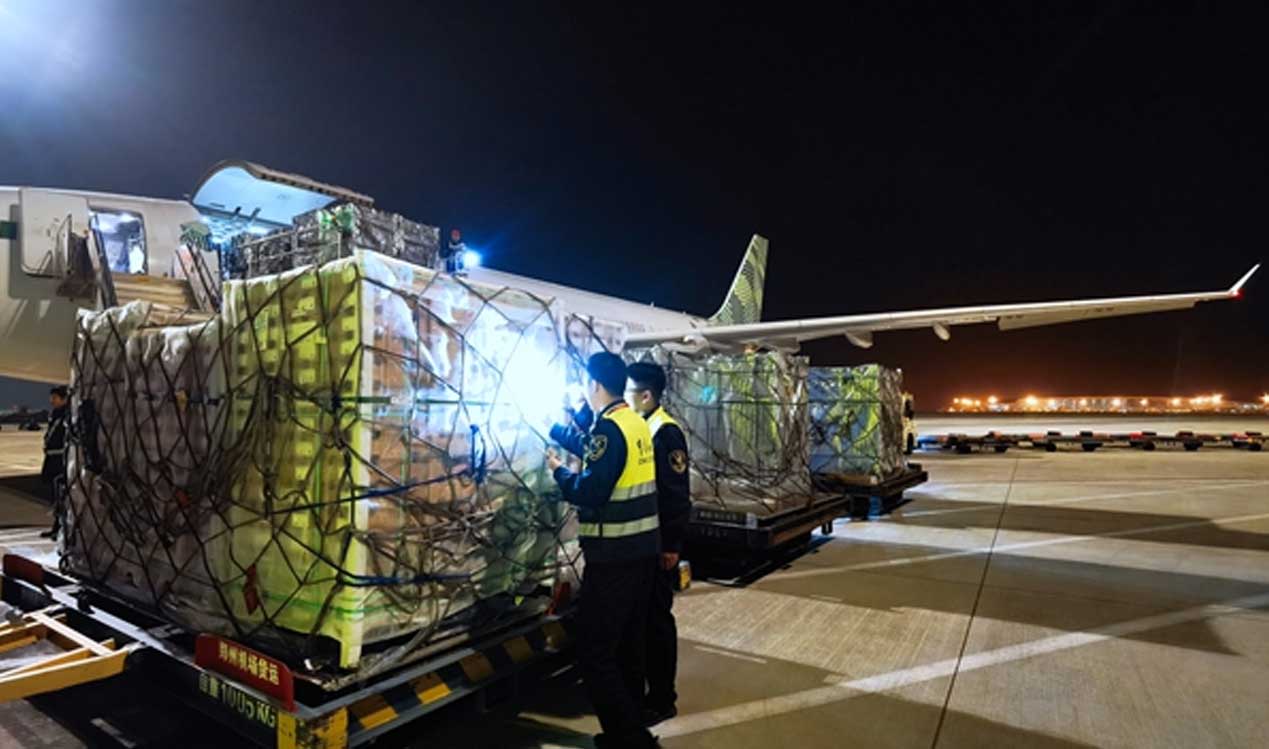 郑州机场迎来本季首架智利樱桃包机