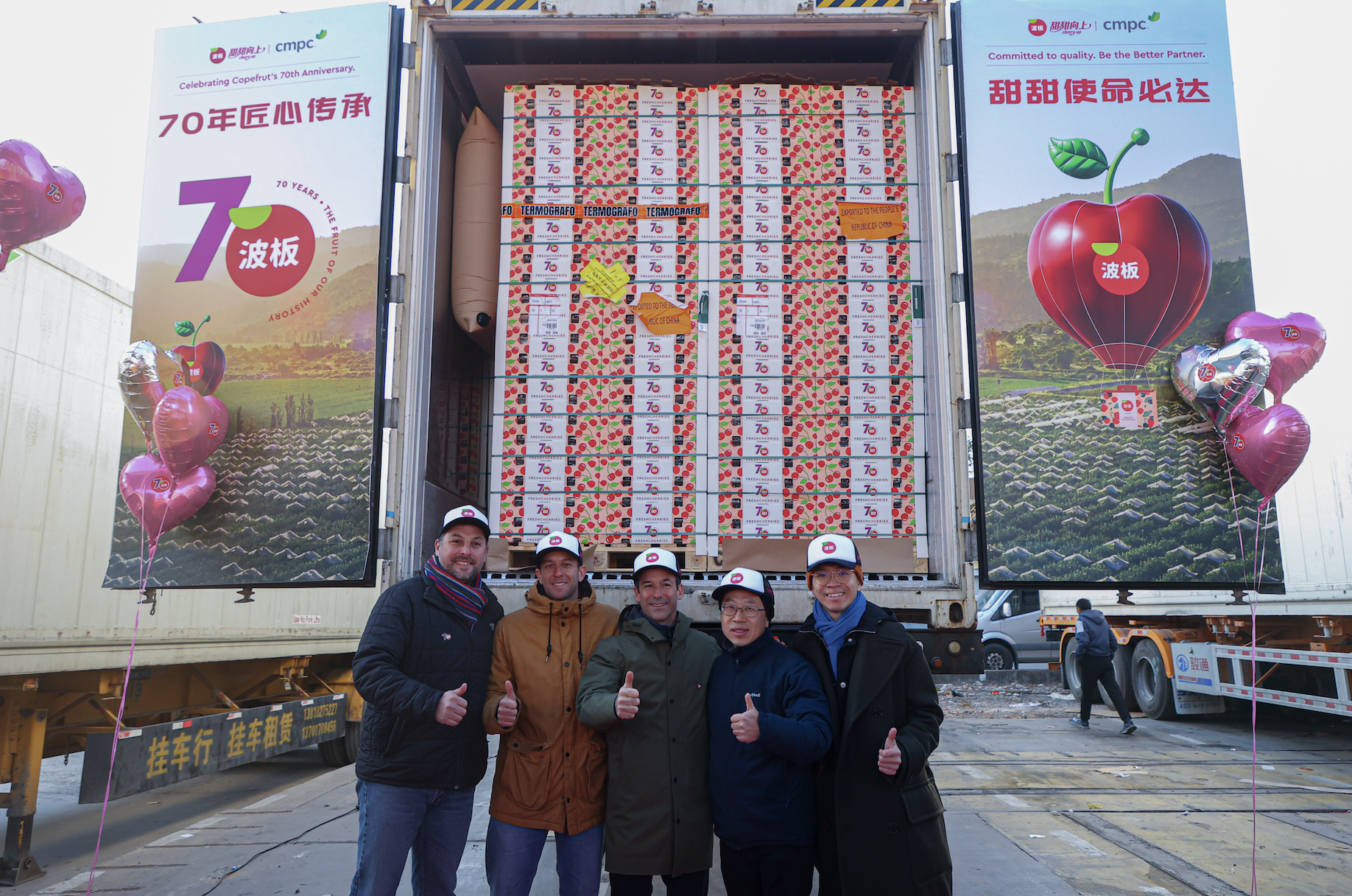 Copefrut波板车厘子70周年限量纪念货柜亮相上海辉展 提振旺季市场信心