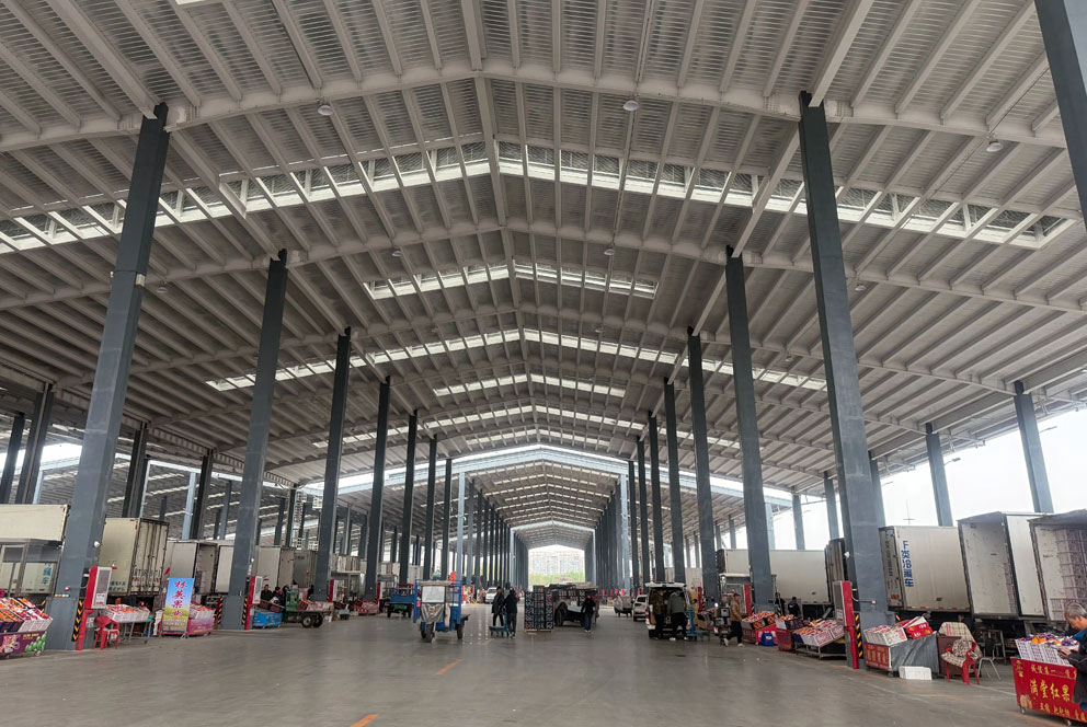 新发地市场加速转型升级:水果交易A厅投用 蔬菜楼6月底完工