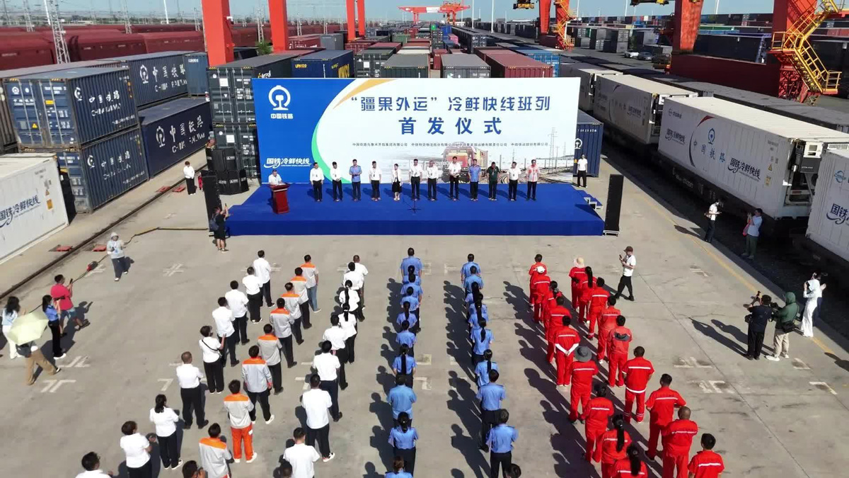 新疆铁路首发“国铁冷鲜快线” 36小时鲜果直达